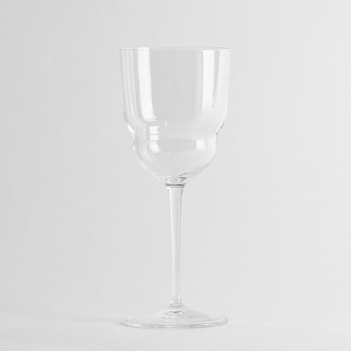 Transparentes Glas-Weinglas mit dünnem Stiel auf einheitlichem weißem Hintergrund