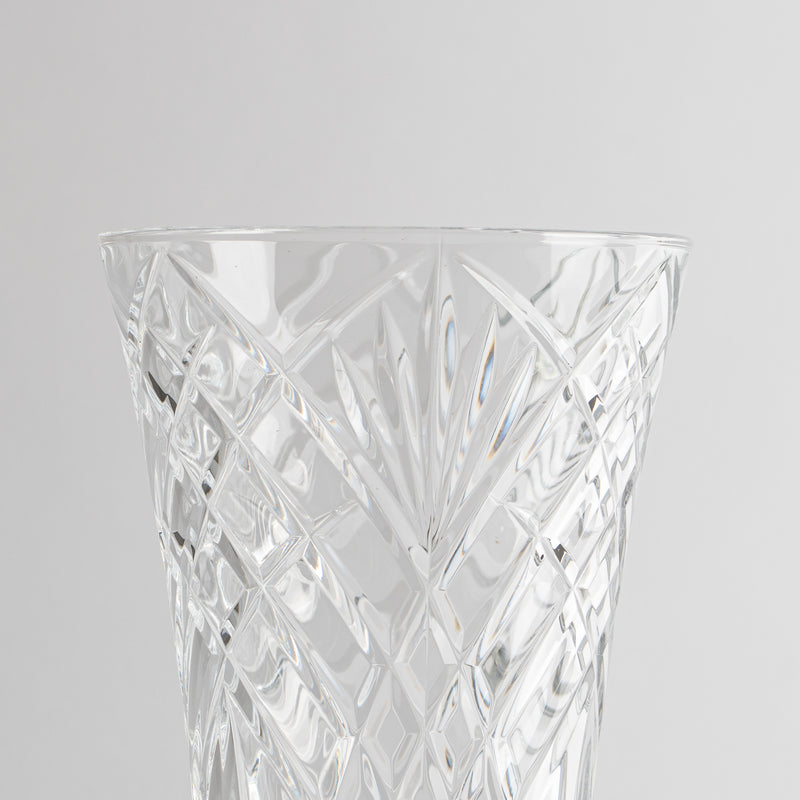 Transparente Glasvase mit Diamant-Gravurmuster und radialen Linien auf weißem Hintergrund.