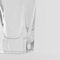 base transparente de vaso de vidrio con facetas, sobre fondo blanco uniforme
