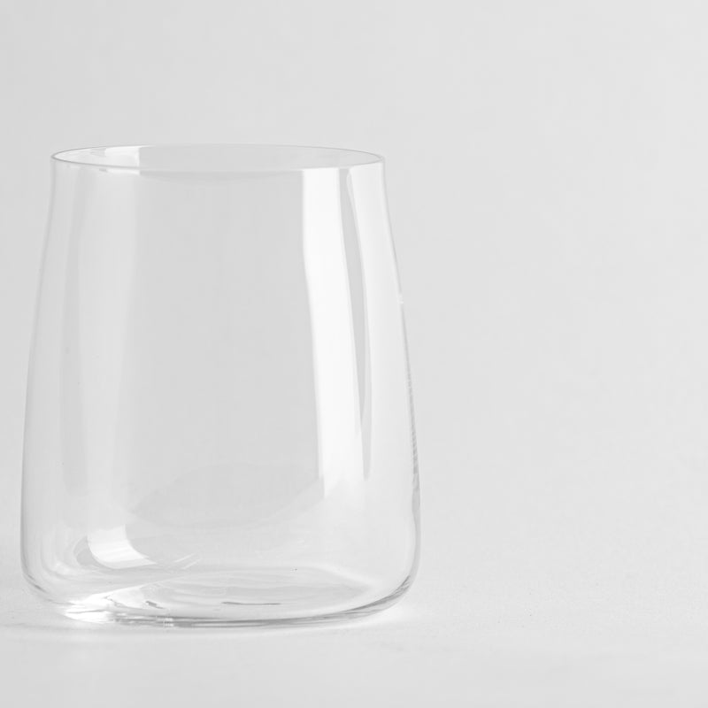 Transparant glas met afgeronde vorm op uniforme witte achtergrond.