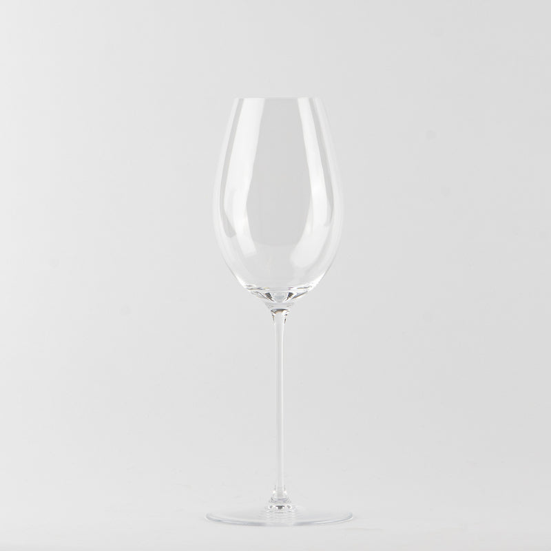 Transparante glazen wijnglas met lange steel en ronde voet op neutrale witte achtergrond