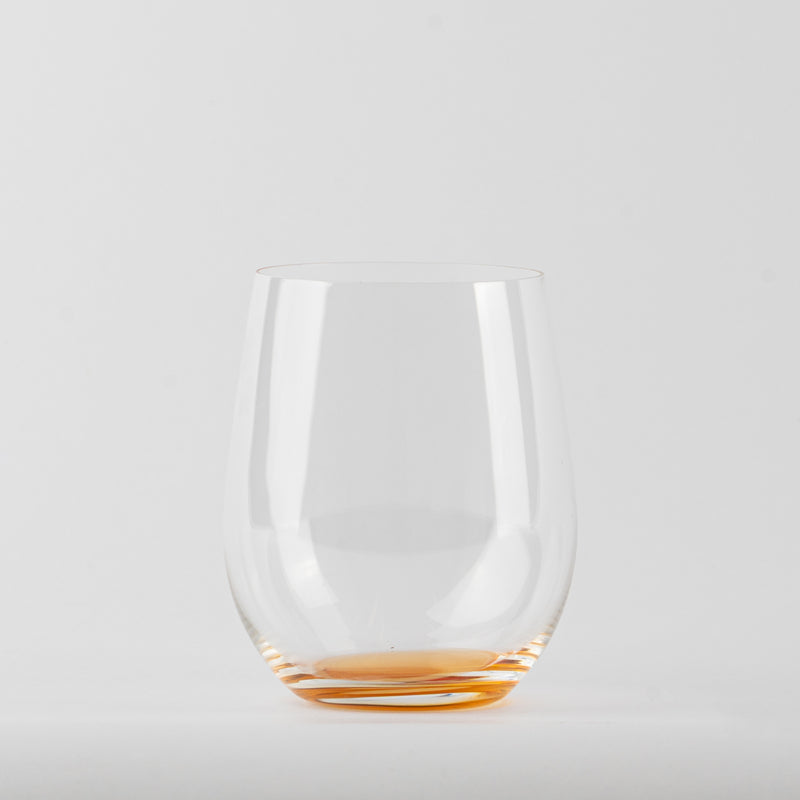 Verre transparent en verre avec base orange sur fond blanc