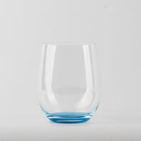 Verre transparent en verre avec base épaisse dégradée couleur bleu clair sur fond blanc