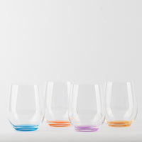 Quatre verres transparents ronds avec base colorée en bleu, orange et violet sur fond blanc.