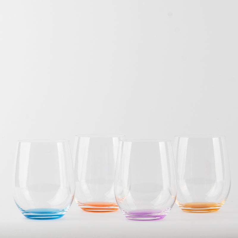 Quatre verres transparents ronds avec base colorée en bleu, orange et violet sur fond blanc.