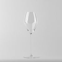transparente copa de vino de vidrio csobre tallo fino y copa amplia sobre uniform light background