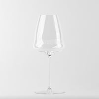 Calice en verre transparent avec large bord supérieur et pied fin, sur fond blanc.