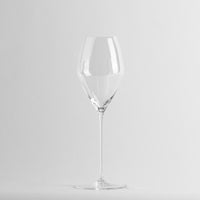 bicchiere da vino trasparente in vetro con gambo lungo, sfondo bianco uniforme