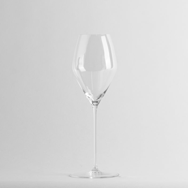 bicchiere da vino trasparente in vetro con gambo lungo, sfondo bianco uniforme
