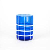 Verre bleu transparent avec lignes blanches horizontales et verticales, fond blanc simple