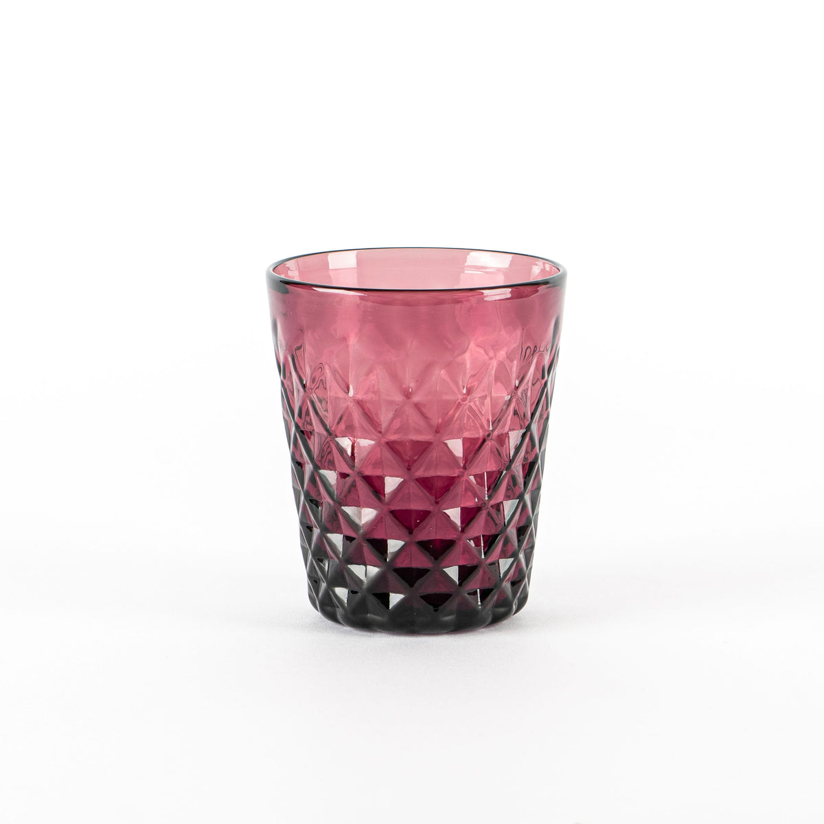 Verre en verre rose avec black gradient base et superfglace avec motif losange in relief sur fsurd blanc.