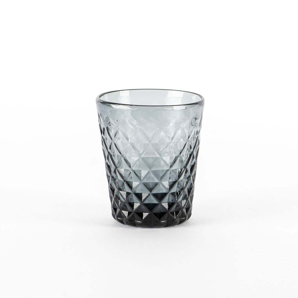 Verre transparent avec dégradé gris et motif en relief à losanges, fond épais, fond blanc.