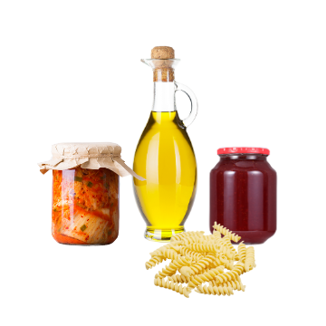 Olio in bottiglia di vetro, vasetto di conserve con coperchio di carta, barattolo rosso e pasta fusilli su