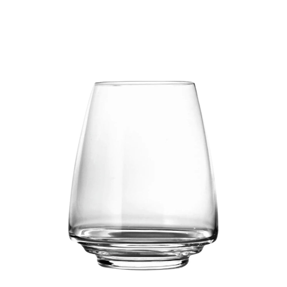Transparant taps toelopend glas met ronde, iets bredere bodem. Witte achtergrond.