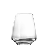 Transparant taps toelopend glas met ronde, iets bredere bodem. Witte achtergrond.
