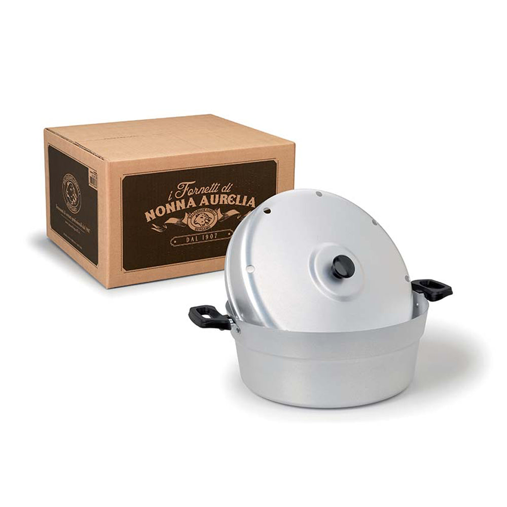 Lichte aluminium pan met bol deksel en zwarte handgrepen, naast bruine kartonnen doos met opschrift "i Fornetti di Nonna Aurelia