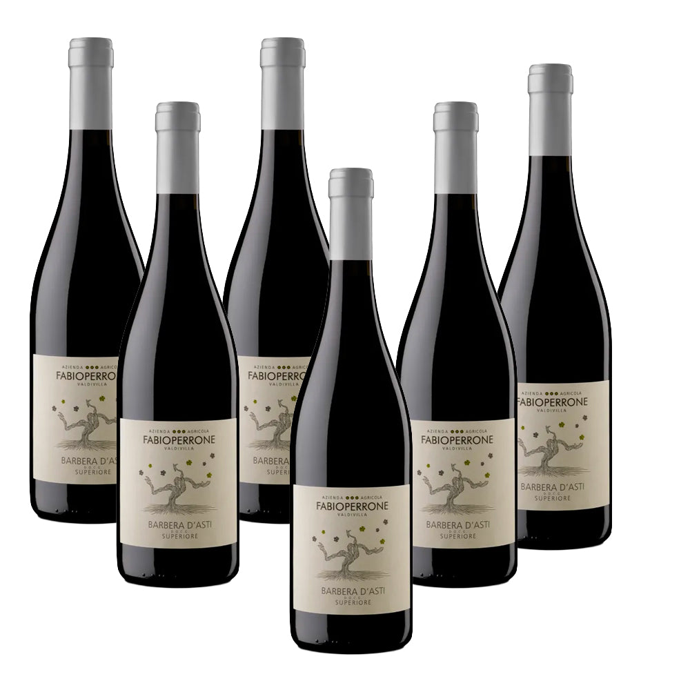 six bouteilles de vin rouge avec étiquette claire avec dessin d'arbre et inscription Fabioperrone Barbera d'Asti Superiore sur fond blanc