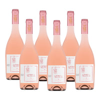 Sette bottiglie di vino rosato, etichetta bianca con scritta "GEMMA", tappi rosa. Bottiglie con forma slanciata e colore tenue.