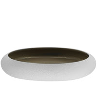 Bol bas rond avec bord extérieur blanc épais et rugueux et intérieur lisse marron clair sur fond blanc