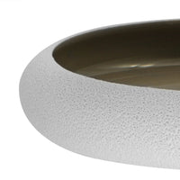 Bord de bol rond avec extérieur blanc poreux et intérieur lisse beige, sur fond blanc.