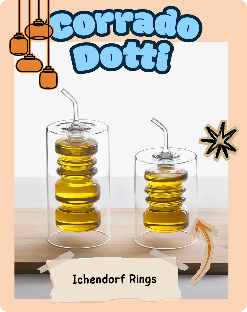 Set di bicchieri colorati con diverse tonalità di vetro, disposti su un tavolo apparecchiato con tovagliolo bianco.