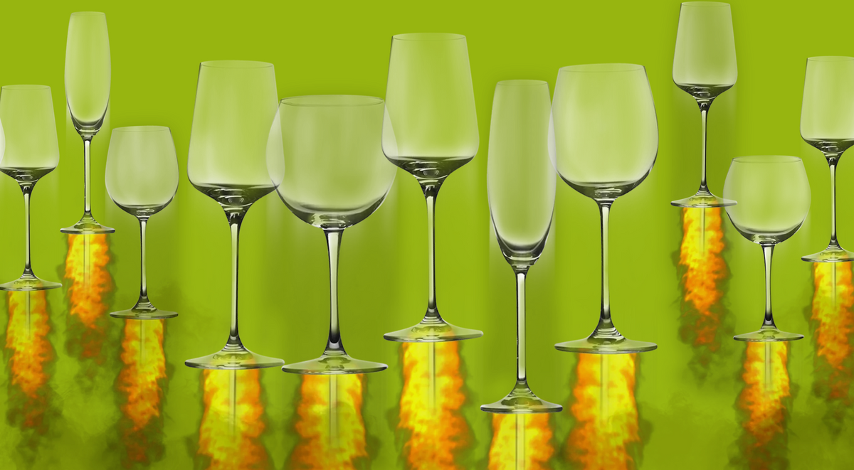 Verres en verre transparent suspendus avec flammes orange en dessous, fond vert clair