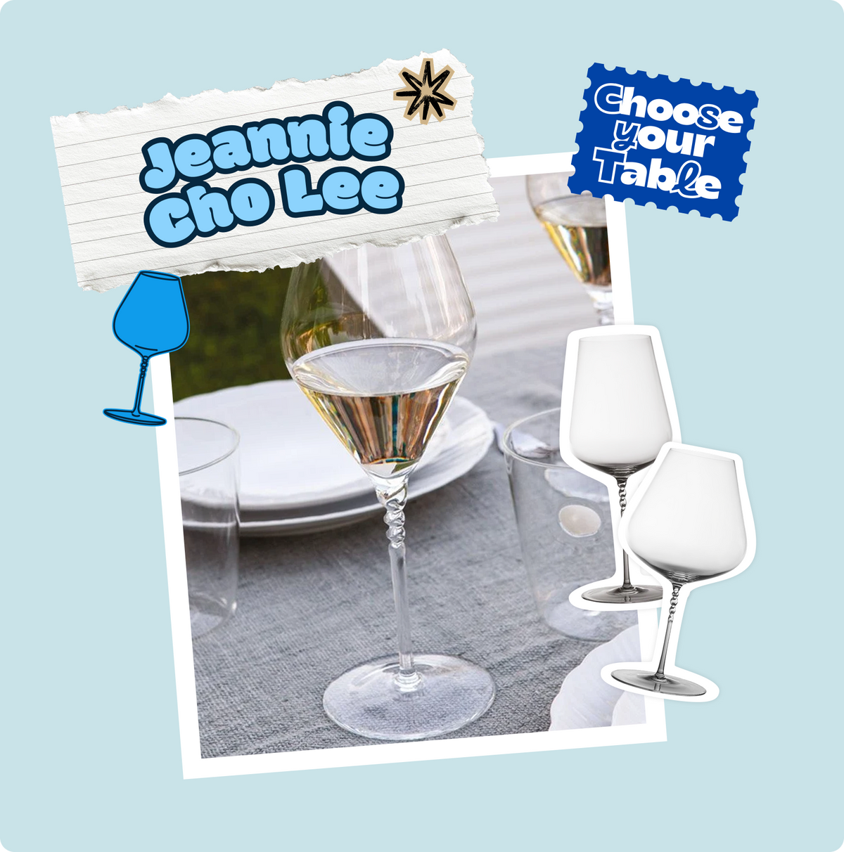 Cocktail con liquore, ghiaccio e frutta in un bicchiere trasparente. Sfondo scuro e decorazioni di stelle e frecce.