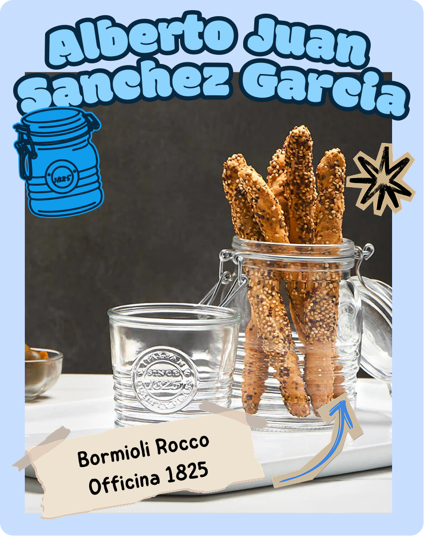 Cartello con nome Alberto Juan Sanchez Garcia: barattolo e bastoncini di formaggio. Sfondo blu scuro.