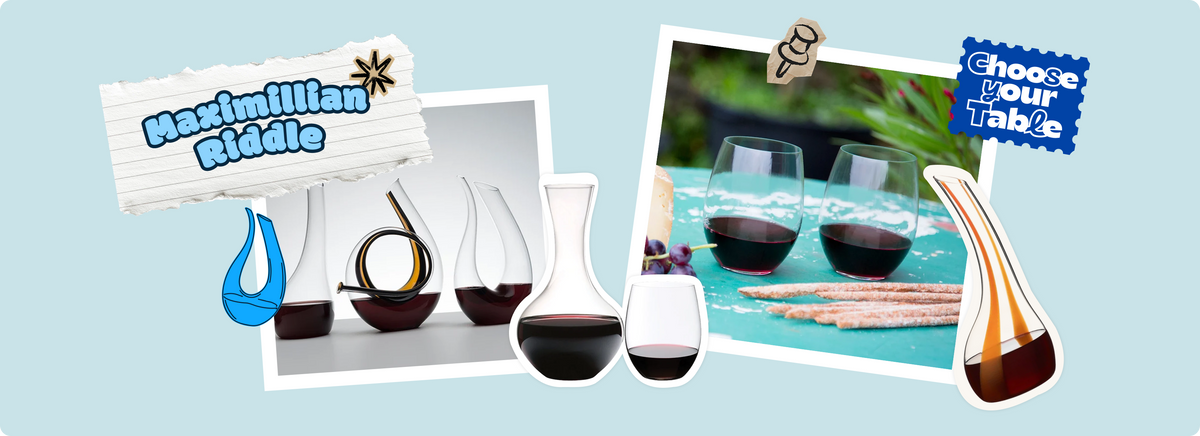 Vasetto di vetro per vino rosso con bicchiere, sfondo blu, marchio Maximilian Riddle.