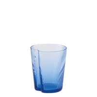 Vaso redondo de plástico azul transparente degradado con superficie estriada vertical, sin decoraciones, fondo blanco.