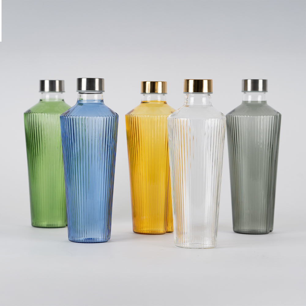 Fünf farbige Glasflaschen mit geriffelter Oberfläche in Grün, Blau, Gelb, Transparent und Grau, mit silbernen Metallverschlüssen und
