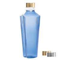 Blaue Glasflasche mit gerillter Oberfläche, goldenem Verschluss und Silber daneben. Weißer Hintergrund.