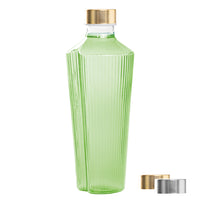 Grüne Flasche mit vertikalen Rillen und goldenem Verschluss, flankiert von gold- und silberfarbenen Verschlüssen. Weißer Hintergrund.