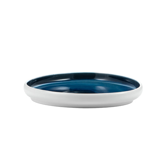 piatto rotondo in ceramica con interno liscio blu e esterno bianco, sfondo bianco neutro