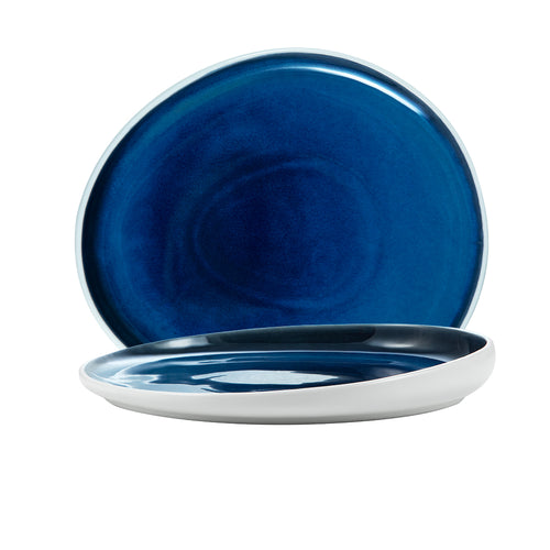 due piatti di ceramica con interno blu intenso e bordo bianco leggermente irregolare, sfondo bianco