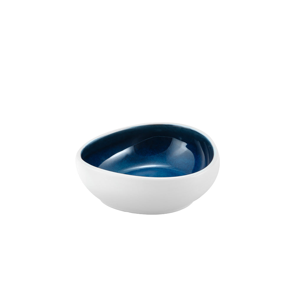Cuenco de cerámica de forma irregular, exterior blanco e interior azul brillante sobre fondo blanco