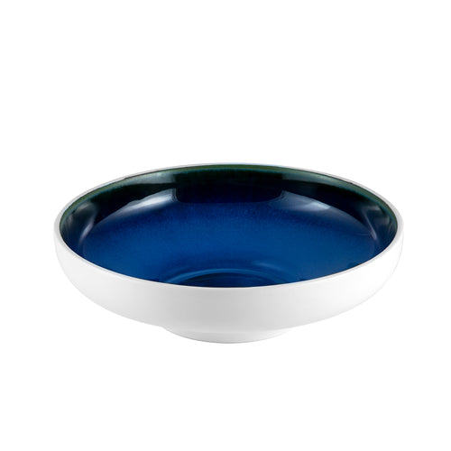 ciotola bassa rotonda in ceramica bianca con interno smaltato blu e bordo sfumato verde scuro su sfondo bianco