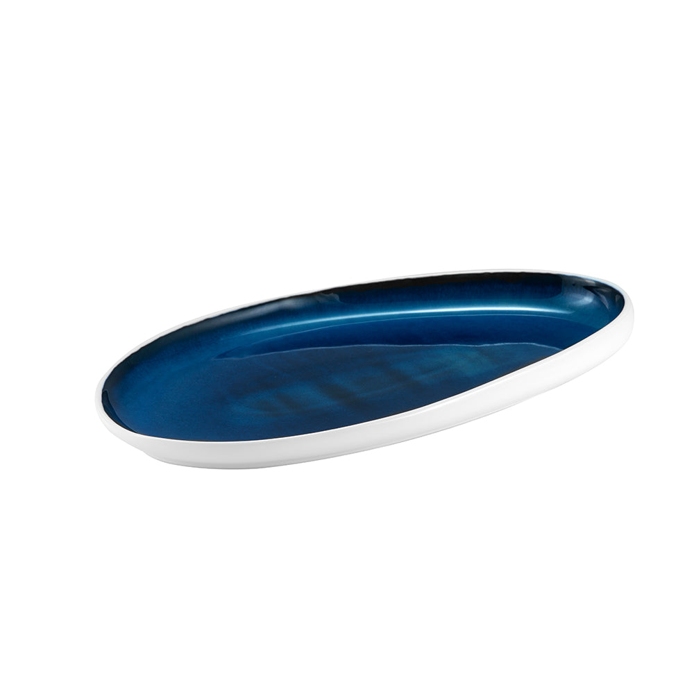 Ovaal keramisch bord met glanzend blauw interieur en wit exterieur, glad oppervlak en minimalistische lijn, neutrale witte achtergrond