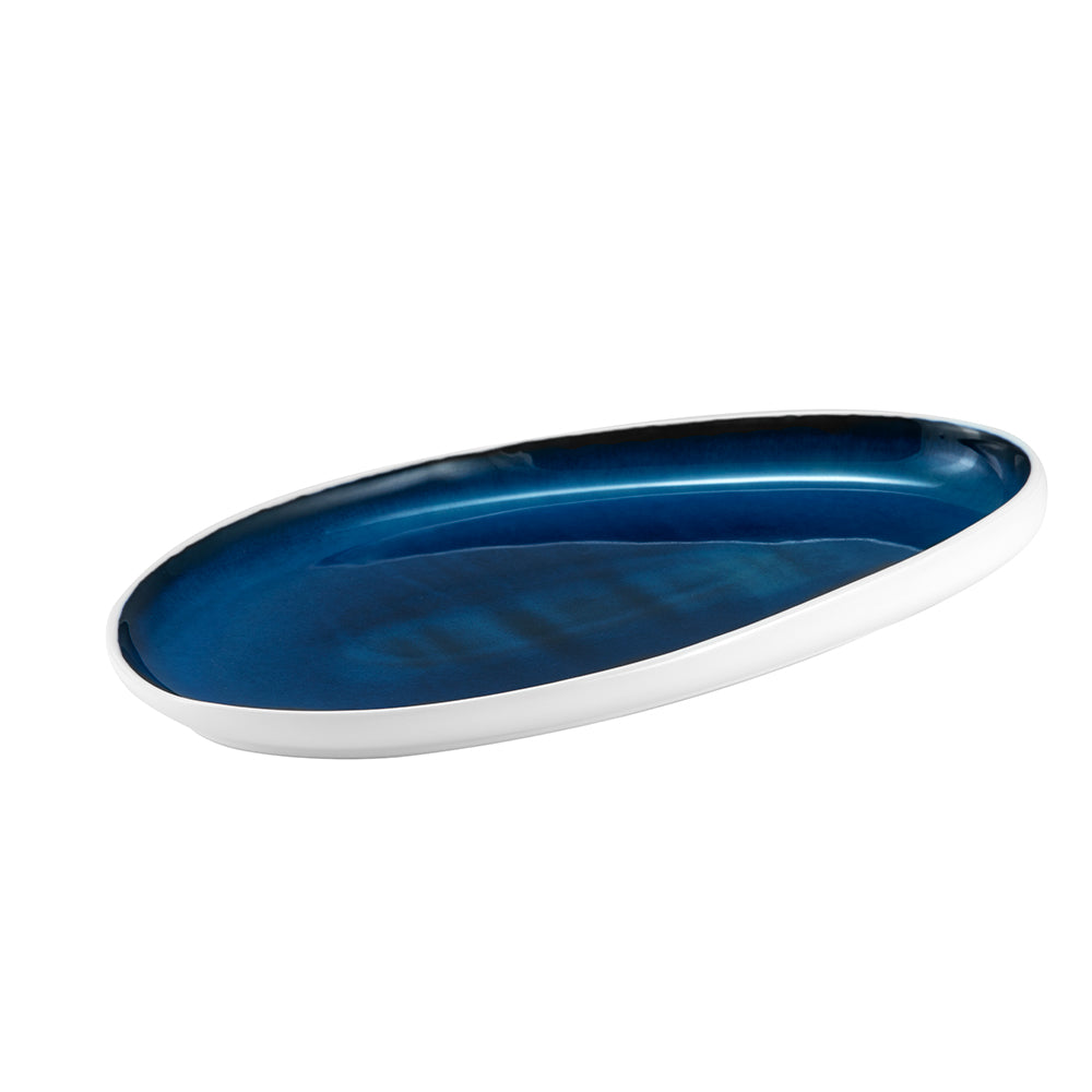 vassoio ovale in ceramica con bordo esterno bianco e interno smaltato lucido blu scuro, superficie liscia e riflettente