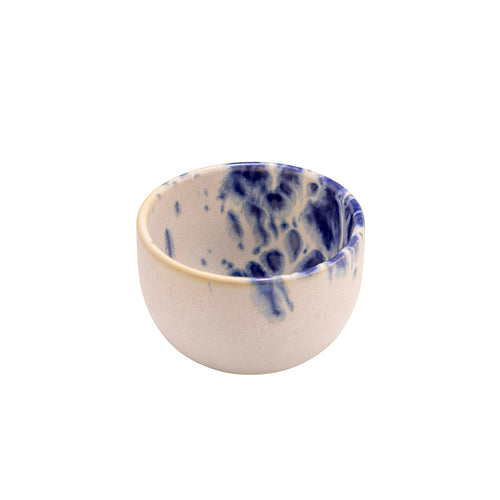 Ciotola tonda in ceramica beige con decorazione interna blu a effetto sfumato, su fondo bianco isolato.