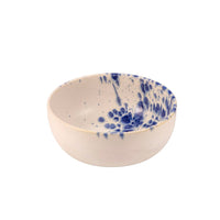 Bol rond en céramique beige avec décorations bleues dégradées à l'intérieur, sur fond blanc.