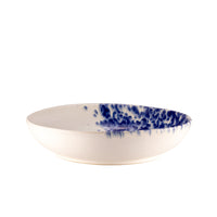 piatto tondo in ceramica bianca con decorazione blu sfumata all'interno, su sfondo bianco
