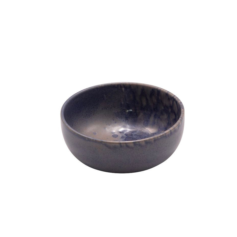 Bol bas rond en céramique émaillée bleue avec décorations dégradées et surface brillante, fond blanc.