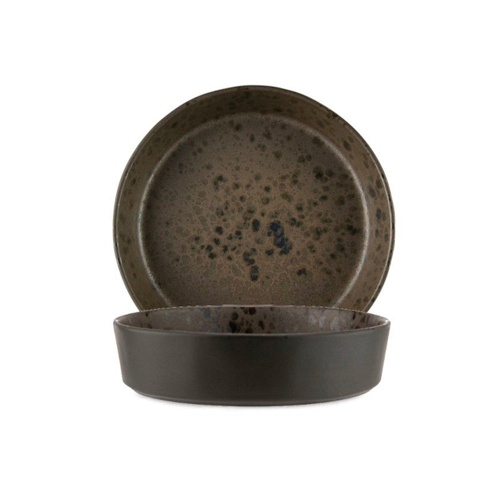 Set composto da due piatti rotondi in ceramica marrone scuro, uno piano e uno fondo, con superficie maculata interna.