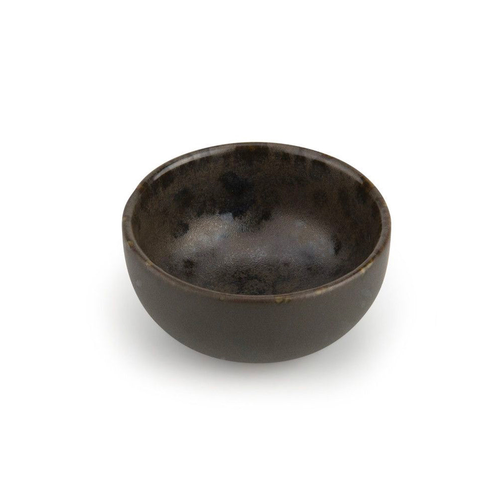 Runde glänzende schwarze Keramikschale mit helleren Verläufen, auf weißem Hintergrund