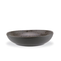 piatto fondo rotondo in ceramica grigio scuro con interno color tortora punteggiato di macchie nere su sfondo bianco