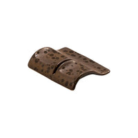 Raffigurazione di tegola doppia curva in ceramica marrone con macchie scure, isolata su sfondo bianco.