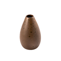 dunkelbraune Vase mit kleinen schwarzen Flecken, ovale Form mit schmaler Öffnung, glatte matte Oberfläche, weißer Hintergrund