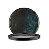 deux assiettes rondes en céramique noire et bleue avec effets tachetés, surface brillante, fond blanc