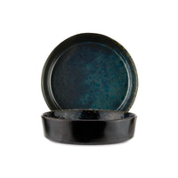 due piatti rotondi in ceramica smaltata, uno piano blu marmorizzato e uno fondo nero lucido, sfondo bianco